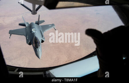 Einen Flieger Pilotierung einer F-35A Lightning II vervollständigt die Luftbetankung mit freundlicher Genehmigung von Fliegern aus dem 28 Expeditionary Luftbetankung Squadron an Bord einer KC-135 Stratotanker R, 26. April 2019 über einen geheimen Ort. Die F-35 ist auf seinem ersten Einsatz für den Nahen Osten als Teil des Eröffnungs-Demonstration der nächsten Generation der Kämpfer zu bekämpfen. (U.S. Air Force Foto von älteren Flieger Kiefer Bowes) Stockfoto