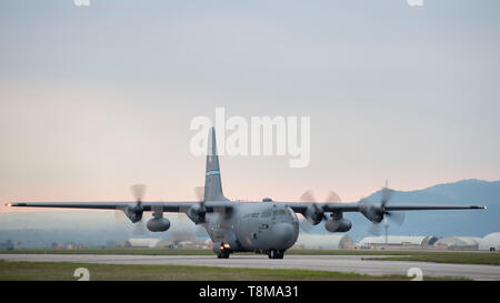 Eine C-130H Hercules, durch die 142 Airlift Squadron betrieben, 166 Airlift Wing, California Air National Guard New Castle Air Guard Station, Virginia, landet bei Aviano Air Base, Italien, 9. Mai 2019, die in der Übung sofortige Reaktion 2019 zu beteiligen. Sofortige Reaktion ist eine multinationale Übung von kroatischen Streitkräften geführt, der slowenischen Streitkräfte und der US-Armee in Europa. (U.S. Air Force Foto: Staff Sgt. Zachary Cacicia) Stockfoto