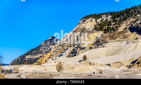 Die terrassierten Berghang aus einem Steinbruch in Marble Canyon Provincial Park entlang der Autobahn 99 zwischen Cache Creek und Lillooet in BC, Kanada Stockfoto