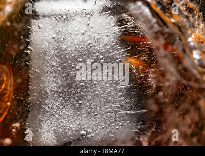 Eis Textur Details. Big Ice Cube in einem Getränk. Stockfoto