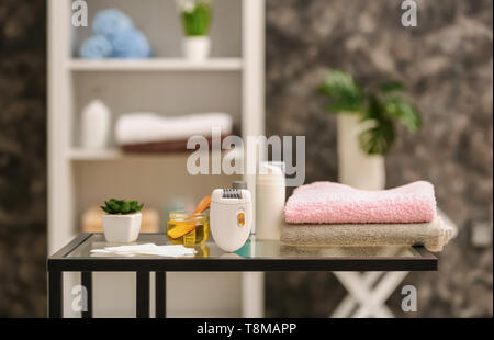 Moderne Epilierer, Zuckern einfügen und Handtücher auf Tabelle im Beauty Salon Stockfoto