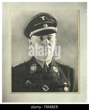 Heinrich Himmer - Walter Darré - ein signiertes Portrait Großes Foto von Himmler mit Widmung (Tr.) "Der Reichsminister SS-Obergruppenführer Walter Darré in herzlicher Freundschaft Berlin, 17.VII.1936. H. Himmler." 35 x 30 cm. Aufgrund der unterschiedlichen Auffassungen, Darré wurde durch "seinen Freund" Himmler 1938 von seiner Position als Leiter der Rennen und Abrechnung Amt entlassen. historischen, historische, 20. Jahrhundert, 1930er Jahre, NS, Nationalsozialismus, Nationalsozialismus, Drittes Reich, Deutsche Reich, Deutschland, Deutsche, Nationalsozialismus, Nationalsozialismus, Nationalsozialismus, Faschismus, Editorial-Use - Nur Stockfoto