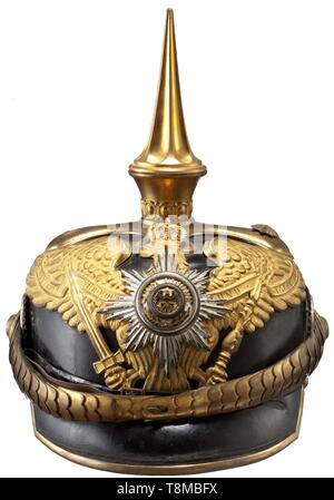 Für eine allgemeine Helm aus dem Besitz der Otto-von Lauenstein Leder bodyl mit vergoldeten Armaturen, kreuzförmige Basis mit sternförmigen Schrauben (eine fehlt) und Hohe, elegante Spike, der Helm Adler mit der angewandten Silver Star der Hohen Ordnung des Schwarzen Adlers. Vergoldete chinscales, Kokarden, Seide rep Futter. Auch drei Fotos von Lauenstein. Unberührte Helm direkt aus der Familie des ursprünglichen Eigentümers. historischen, geschichtlichen, Preußen, Preußen, Deutsche, Deutschland, Militaria, Militär, Objekt, Objekte, Stills, Clipping, Clippings, Ausschneiden, Ausschneiden, Ausschnitten, 20. Jahrhundert, Editorial-Use - Nur Stockfoto