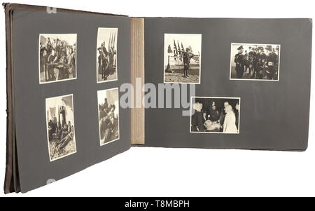 Ein Fotoalbum des Reichs partei Rallye der Ehre 1936 großes Album mit Karton abdecken, letztere Eingeschrieben' Parteitag 1936' und 'Eigentum der:...". Ein einzigartiges, besonderes Album, alle 145 Fotos (9 x 12 cm) von Heinrich Hoffmann aufgenommen wurden. Die Bilder wurden zum Teil auch für die stereoskopische Album (Tr.) "Reich Party Rally der Ehre 1936'. Sie sind von hoher Qualität, in ein Album geklebt und teilweise beschriftet. Sie zeigen die Vorbereitungen für die Parade, in einem SS-Zeltlager, Reichsführer SS Himmler H. besuchen Mitglieder der Leibstandarte Adolf Hitler. Rudolf Heß, Gauleiter S, Editorial-Use - Nur Stockfoto
