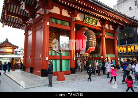 Senso-Ji Tempel ist der älteste buddhistische Tempel in Tokio. Es ist ein perfektes Beispiel der frühen Edo Architektur. Definitiv ein Muss! Stockfoto