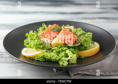 Gesunde, frische Salat mit Lachs auf Platte Stockfoto