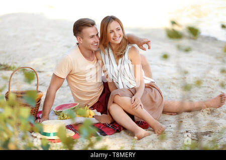 Nettes junges Paar mit Picknick auf romantisches Date im Freien Stockfoto