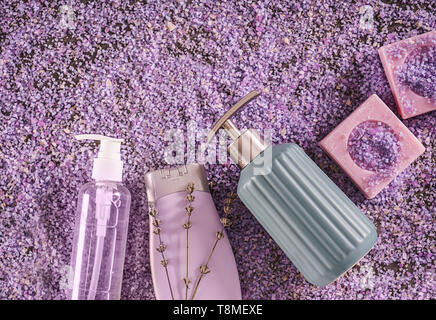 Flach Komposition mit Badewanne Produkte auf Meersalz Stockfoto