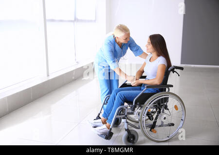 Behinderte junge Frau mit reife weibliche Arzt in der Klinik Stockfoto