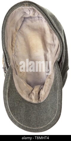 Ein Feld Kappe für Führer der Waffen-SS Berg Truppen Feld - grauer Wollstoff mit Keder in Silber, zwei Feld - Grau lackiert Kappe Tasten, Maschinengenäht cap Trapez (Machine-Gewebe), der linken Seite mit einer Eingenähten 'Edelweiß' auf einem schwarzen Sockel. Leichtes Innenfutter. Sehr selten. historischen, historische, 20. Jahrhundert, 1930S, 1940s, Waffen-SS, bewaffneten Division der SS, bewaffneten Service, Streitkräfte, NS, Nationalsozialismus, Nationalsozialismus, Drittes Reich, Deutsche Reich, Deutschland, Militär, Militaria, Utensilien, Ausrüstung, Geräte, Objekt, Objekte, Stills, Clipping, Clippings, Ausschneiden, Cut-out, c, Editorial-Use - Nur Stockfoto