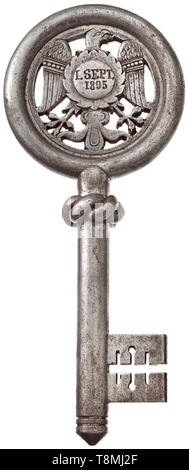 Ein Schlüssel für den südlichen Portal der Kaiser-Wilhelm-Gedächtniskirche in Berlin, Deutsche, vom 1. September 1895 von Eisen. Fein durchbohrt Bug mit Eagle Motiv, in der Mitte graviert" I. Sept. 1895" und auf der gegenüberliegenden Seite "W I' als Relief auf gejagt. Verdrillte Kabel gemeißelt. Zweiteilige durchbohrt. In Rot, Samt ausgekleidet verschließbare Lederetui mit Goldgeprägtem, zeitgenössische Deckel Aufschrift 'Kaiser Wilhelm-Gedächntiss-Kirche. Süd-Portal'. Deckel locker, leicht beschädigt, Zeichen des Alters. Misst 21,5 x 10 x 4 cm. Einzelstück von historischer Bedeutung. Die, Additional-Rights - Clearance-Info - Not-Available Stockfoto
