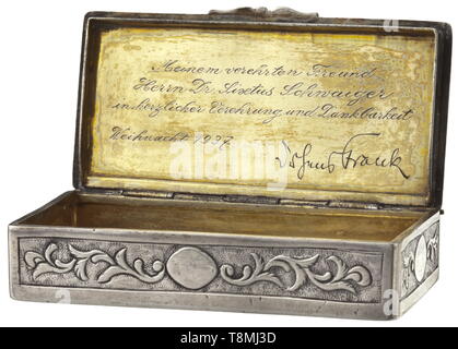 Hans Frank - zwei silberne Fällen bau Ingenieur Dr. Sixtus Schwaiger, Weihnachtsgeschenke 1937 und 1938 Kleine snuff Box aus dem 18. Jahrhundert, 13 Lot Silber (Kennzeichen '13', 'R' und Blume), vergoldetem Interieur und einer gravierten Widmung auf dem Deckel (TR)." Zu meinem lieben Freund Dr. Sixtus Schwaiger in herzlichen Bewunderung und Anerkennung eingeschrieben. Weihnachten 1937 - Dr. Hans Frank". 8,5 x 4,3 x 2,2 cm, 102 g. Große Zigarette bei gerippten Silber, der Deckel mit breiten gold Inlay und grünen Topase, vergoldeten Interieur und eingravierten Widmung auf der Innenseite des Deckels (Tr.) 'Dr. Sixtus Schwaige, Editorial-Use - Nur Stockfoto