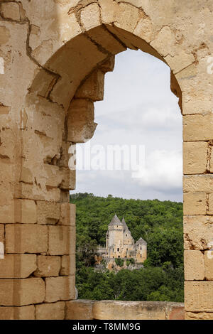 Les Eyzies-de-Tayac-Sireuil (Südwesten Frankreichs): Die "Chateau de Laussel" Schloss gesehen von "Château de Commarque" Stockfoto