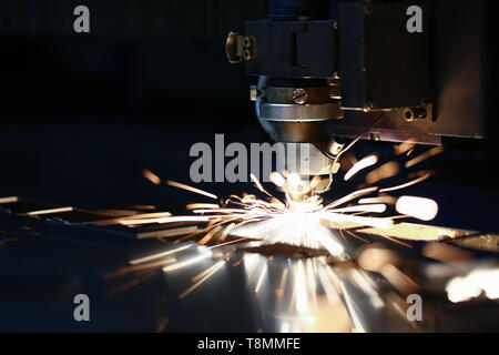 Funken fliegen, Machine Head für die Metallbearbeitung Stockfoto