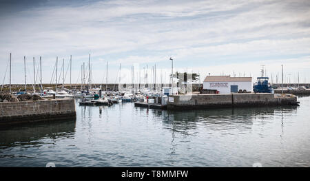 Ile d Yeu, Frankreich - September 16, 2018: Blick auf die Brücke von der Fähre in den Hafen der Insel von Yeu, wo Reisende sitzen zu admir Stockfoto