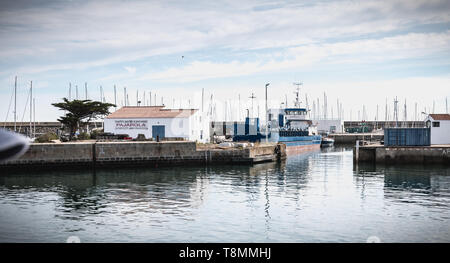 Ile d Yeu, Frankreich - September 16, 2018: Blick auf die Brücke von der Fähre in den Hafen der Insel von Yeu, wo Reisende sitzen zu admir Stockfoto