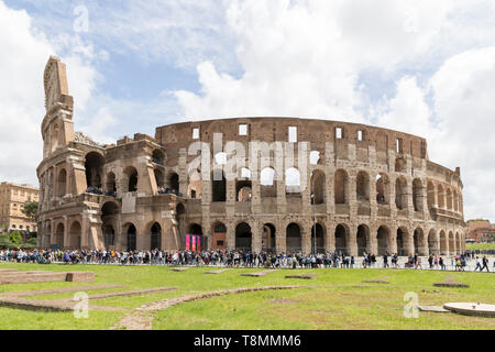 Italien, Rom: Römische Überreste, die das Kolosseum (oder Coliseum), Kolosseum, touristische Website als UNESCO-Weltkulturerbe eingetragenen Stockfoto