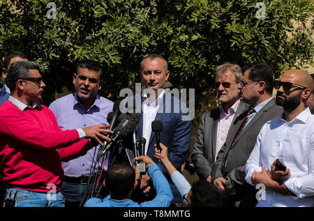 Gaza, Palästina. 13. Mai, 2019. Nickolay Mladenov, der UN-Sonderkoordinator für den Frieden im Nahen Osten, besuche eine Solarenergie Projekt bei Nasser Krankenhaus. Credit: Yousef Masoud/PacificPress/Alamy leben Nachrichten Stockfoto