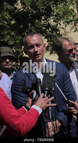 Gaza, Palästina. 13. Mai, 2019. Nickolay Mladenov, der UN-Sonderkoordinator für den Frieden im Nahen Osten, besuche eine Solarenergie Projekt bei Nasser Krankenhaus. Credit: Yousef Masoud/PacificPress/Alamy leben Nachrichten Stockfoto