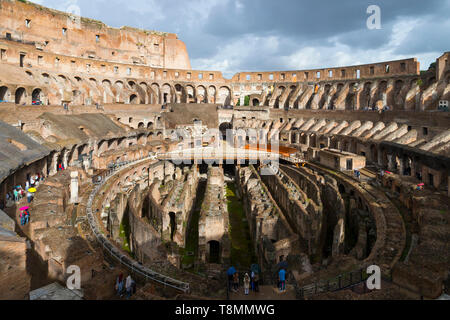 Italien, Rom: Römische Überreste, die das Kolosseum (oder Coliseum), Kolosseum, touristische Website als UNESCO-Weltkulturerbe eingetragenen Stockfoto