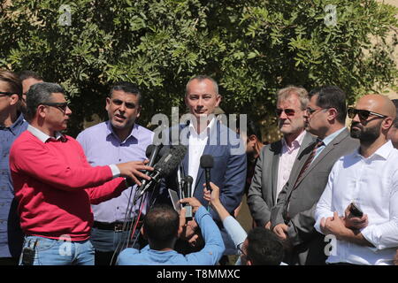 Gaza, Palästina. 13. Mai, 2019. Nickolay Mladenov, der UN-Sonderkoordinator für den Frieden im Nahen Osten, besuche eine Solarenergie Projekt bei Nasser Krankenhaus. Credit: Yousef Masoud/PacificPress/Alamy leben Nachrichten Stockfoto