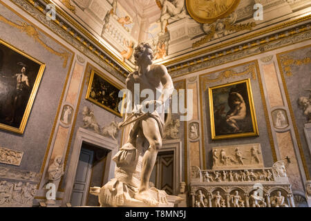 Italien, Rom: Galleria Borghese, einer Galerie in der Villa Borghese entfernt. Statue David, eine lebensgroße Marmorskulptur von Gian Lorenzo Bernini - Editori Stockfoto