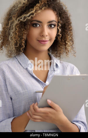 Mit Papier tablet Geschäftsfrau Stockfoto