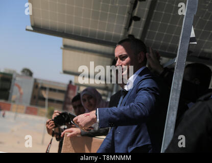 Gaza, Palästina. 13. Mai, 2019. Nickolay Mladenov, der UN-Sonderkoordinator für den Frieden im Nahen Osten, besuche eine Solarenergie Projekt bei Nasser Krankenhaus. Credit: Yousef Masoud/PacificPress/Alamy leben Nachrichten Stockfoto