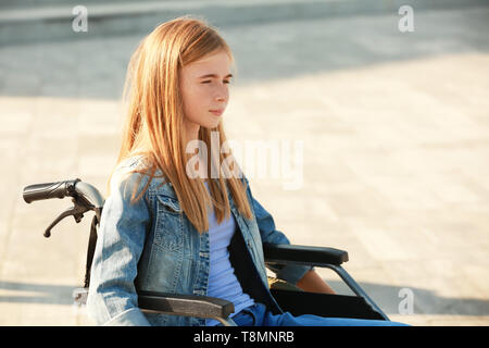 Teenage Mädchen im Rollstuhl im Freien Stockfoto