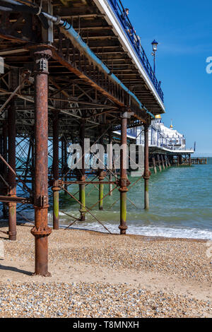 Unter Eastbourne Pier, die die Stahl Stelzen, die in Cups auf dem Meeresboden ermöglicht. rauhes Wetter zu bewegen. Im Jahr 1872 abgeschlossen. Stockfoto