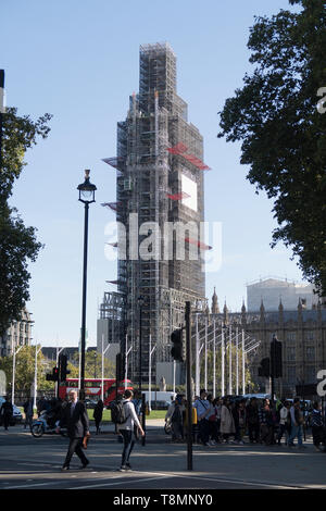 London, Großbritannien, 11. Oktober, 2018; Wahrzeichen Big Ben in London unter Gerüst für die Instandsetzung während sechs Jahren Renovierung aus gesehen Stockfoto