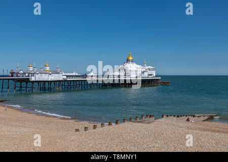 Eastbourne Pier. 1872 fertiggestellt, ist 300 Meter lang und auf Stelzen, die in den Schalen auf dem Meeresboden rest ermöglicht die gesamte Struktur zu bewegen. Stockfoto