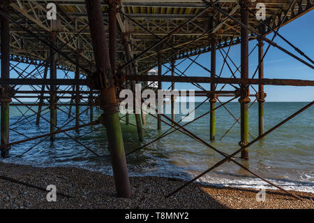Unter Eastbourne Pier, die die Stahl Stelzen, die in Cups auf dem Meeresboden ermöglicht. rauhes Wetter zu bewegen. Im Jahr 1872 abgeschlossen. Stockfoto