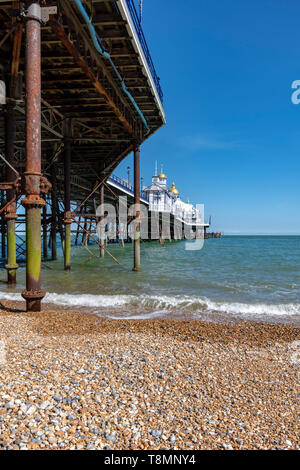 Unter Eastbourne Pier, die die Stahl Stelzen, die in Cups auf dem Meeresboden ermöglicht. rauhes Wetter zu bewegen. Im Jahr 1872 abgeschlossen. Stockfoto