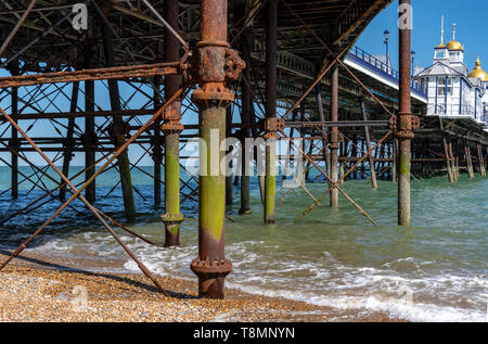 Unter Eastbourne Pier, die die Stahl Stelzen, die in Cups auf dem Meeresboden ermöglicht. rauhes Wetter zu bewegen. Im Jahr 1872 abgeschlossen. Stockfoto