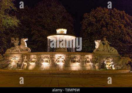 Wittelbacher Brunnen am Lenbachplatz in München, Bayern, Deutschland Stockfoto