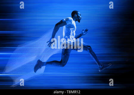 Junge afrikanische amerikanische Mann auf Blau studio Hintergrund isoliert ausgeführt werden. Eine männliche Läufer oder Jogger. Silhouette von Jogging Athlet mit Schatten im Neonlicht. Bewegung oder die Bewegung. Kreative Collage. Stockfoto