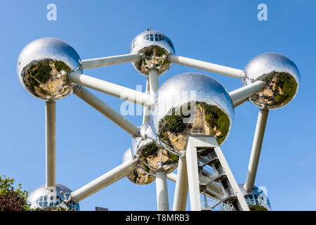 Low Angle View des Atomiums in Brüssel, Belgien, gegen den blauen Himmel. Stockfoto
