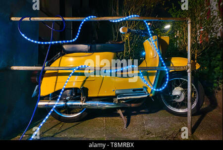 Lifestyle, ein gelber Roller mit einem blauen Party lichterkette. Stockfoto