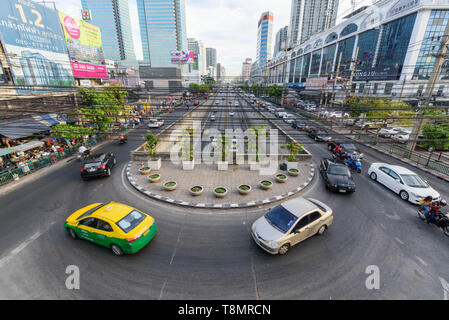 Bangkok, Thailand - 2 Mai, 2019: blur Licht viel Autoverkehr an der Sutthisan Kreuzung in Bangkok City Stockfoto