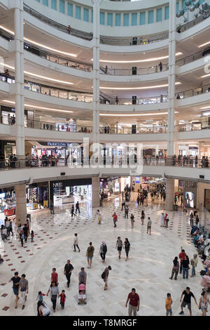 Kuala Lumpur, Malaysia - 21. Juli 2018: Shopping Mall in die Petronas Twin Towers in Kuala Lumpur calles Suria KLCC in einem Bild vertikal Stockfoto