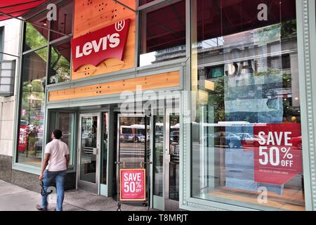 CHICAGO, USA - 26. JUNI 2013: Mensch in Levi's Store in Chicago. Levi's ist eine US-amerikanische Kleidung Firma. Es besteht seit 1853 und hatte USD 4,4 reven Stockfoto