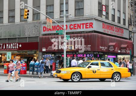 NEW YORK, USA - Juli 2, 2013: Taxi fährt in Diamond District entlang der 6. Avenue in New York. Dieser Bereich ist einer der weltweit wichtigsten Diamantenindustrie Zentren Stockfoto