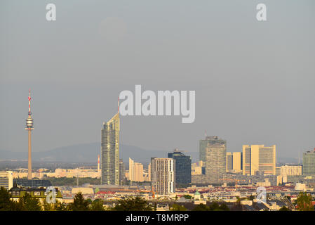 Mond über Wolkenkratzer in Abend Szene des Vienna International Centre und UNO Stadtbild. Stockfoto