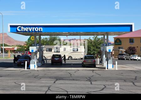 MOAB, USA - 22. JUNI 2013: Leute füllen, ihre Autos an Chevron Tankstelle in Moab, Utah, USA. Chevron ist ein multinationales Energy Corporation it Manageme Stockfoto