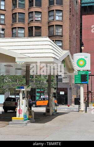 CHICAGO - Juni 28: Treiber füllen sich bei BP Tankstelle am 28. Juni in Chicago 2013. Juli 2013, Illinois ist der Staat mit der 5. höchsten durchschnittlichen Gas Stockfoto