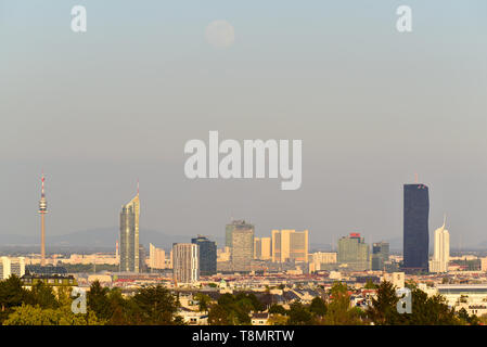 Mond über Wolkenkratzer in Abend Szene des Vienna International Centre und UNO Stadtbild. Stockfoto