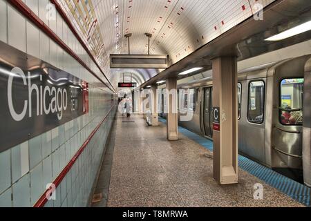 CHICAGO, USA - Juni 28, 2013: Die Menschen verlassen Sie die U-Bahnstation von Chicagos Hochbahn. El Train System diente 231 Millionen Fahrten im Jahr 2012. Stockfoto