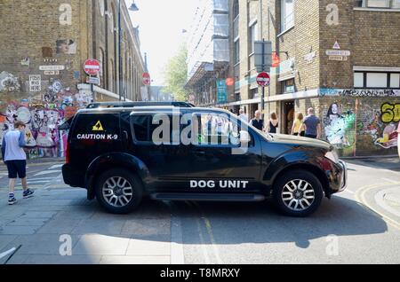 Private Sicherheit hund Einheit in Brick Lane in London Stockfoto