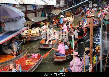 DAMNOEN SADUAK, THAILAND - Dezember 24, 2013: die Menschen Damnoen Saduak Markt besuchen. Damnoen Saduak ist ein beliebtes Touristenziel, typische fo Stockfoto